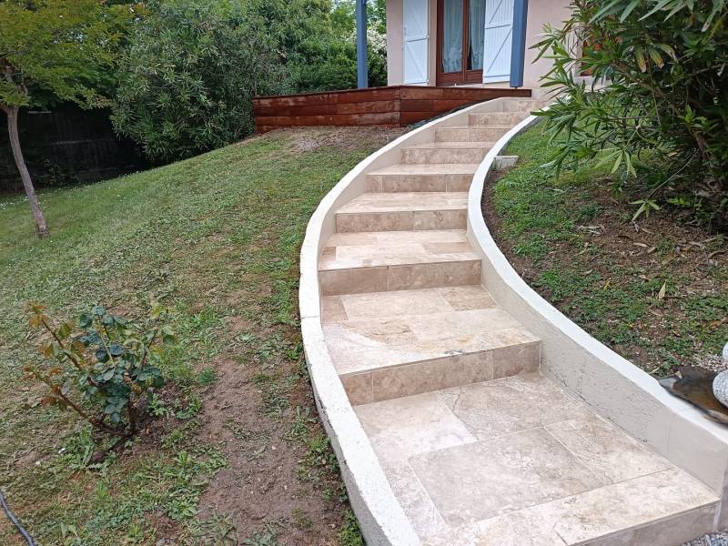 Habillage d'un escalier en Travertin à Saint Germain du Puch près de Bordeaux