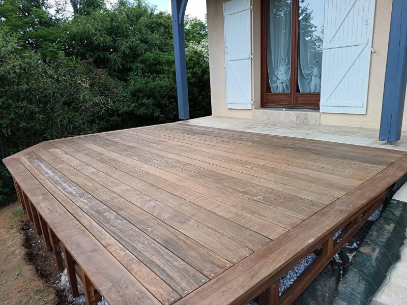 Création d'une terrasse bois en lames IPE à Saint Germain du Puch près de montussan