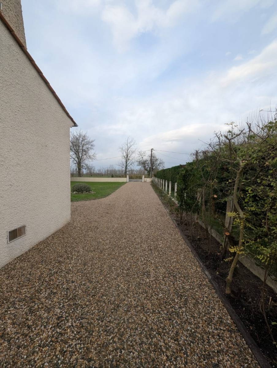Création d'une allée en cailloux concassés Garonne près d'Ambarès et Lagrave